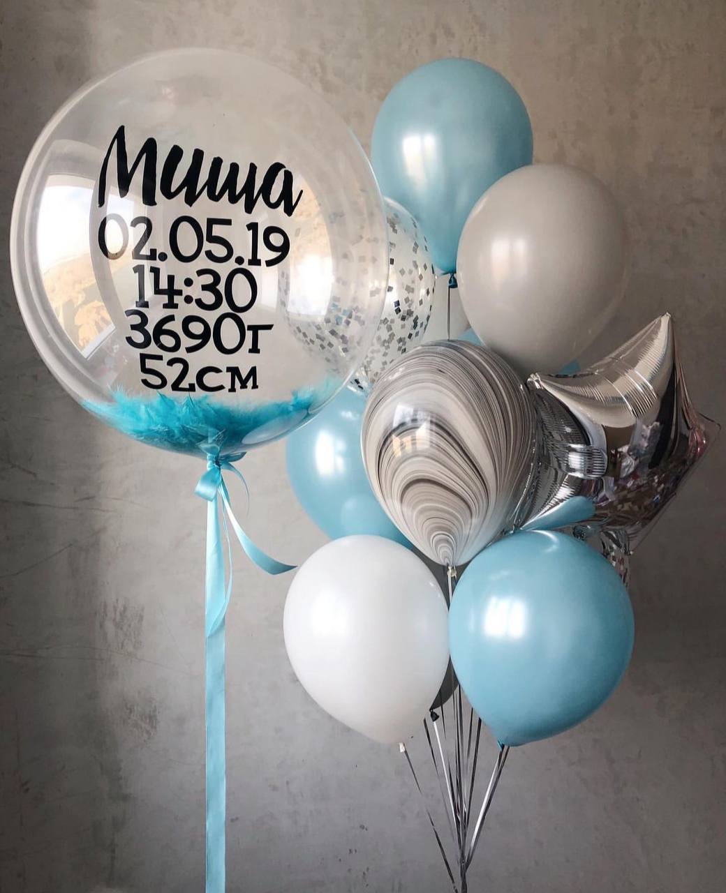 Шар и голубыми перьями