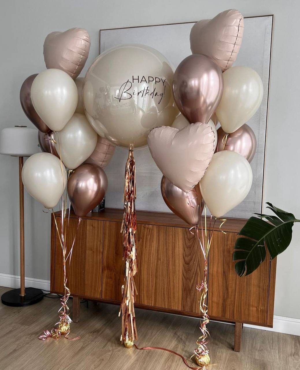 Бежевый шар с надписью