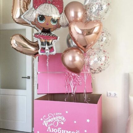 Розовая коробка с надписью